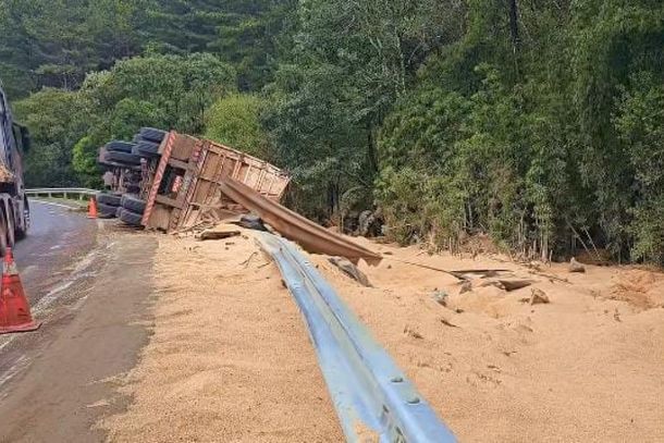 Caminhoneiro morre ap&oacute;s tombamento de carreta na BR-153