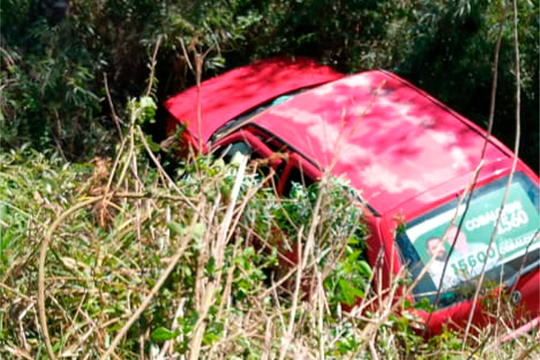 Carro sai da pista e deixa quatro pessoas feridas na SC-135, em Calmon