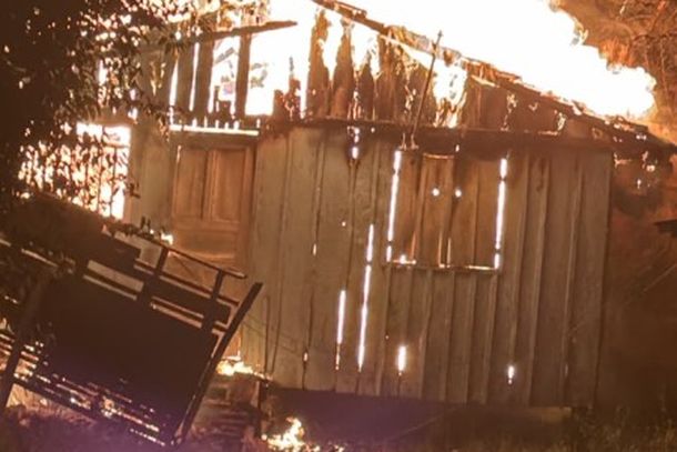 Casa de madeira &eacute; destru&iacute;da por inc&ecirc;ndio durante a noite em Uni&atilde;o da Vit&oacute;ria
