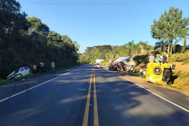 Colis&atilde;o entre carro, caminh&atilde;o e carro-forte deixa duas pessoas em estado grave na BR-476
