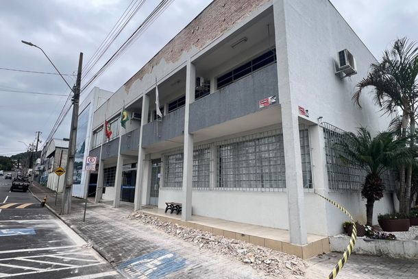 Fachada do pr&eacute;dio da Prefeitura de Porto Uni&atilde;o passa por reparos emergenciais