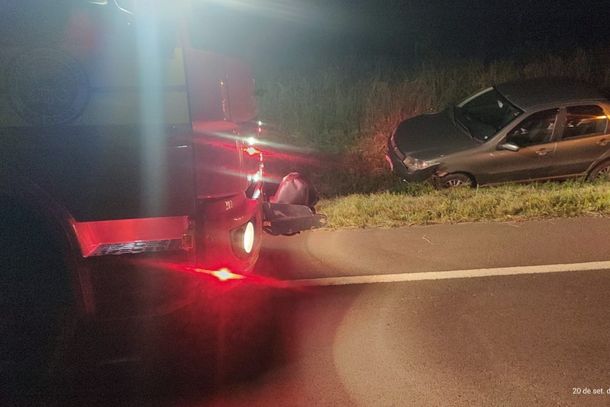 Fiat Siena sai da pista com tr&ecirc;s ocupantes em Irine&oacute;polis