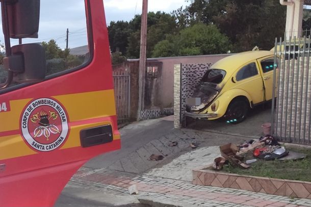 Fusca pega fogo no p&aacute;tio de resid&ecirc;ncia em Porto Uni&atilde;o
