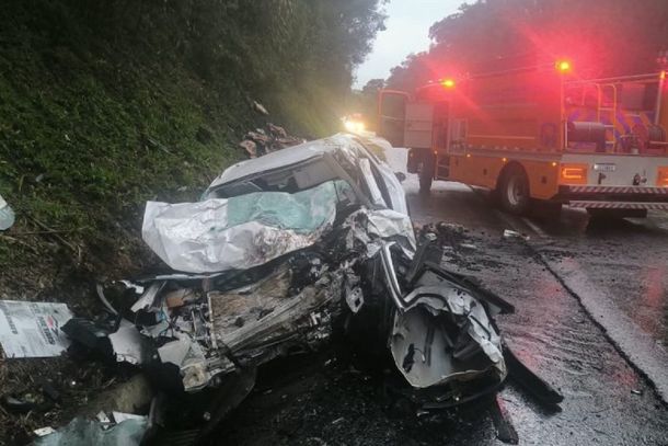 Grave acidente entre van e carro deixa quatro feridos na BR-153, em General Carneiro