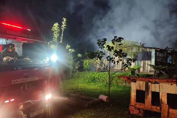 Inc&ecirc;ndio destr&oacute;i resid&ecirc;ncia de madeira no interior de Irine&oacute;polis 