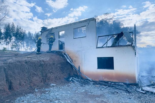 Inc&ecirc;ndio destr&oacute;i resid&ecirc;ncia e mobiliza bombeiros no interior de Canoinhas