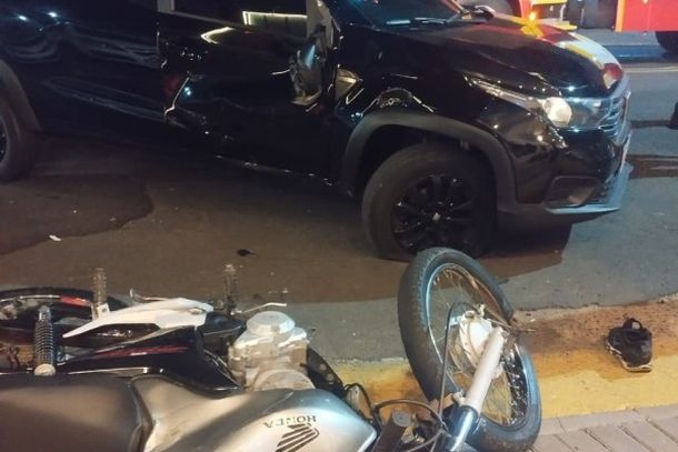 Motociclista fica ferido em acidente com Fiat Strada no Centro de Porto Uni&atilde;o
