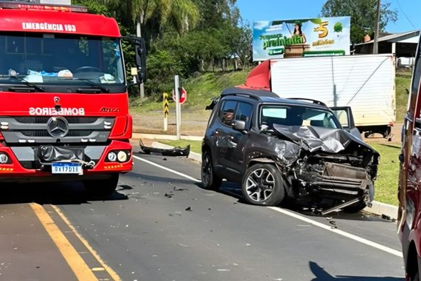Mulher fica ferida ap&oacute;s colis&atilde;o entre carro e caminh&atilde;o na BR-280,  em Irine&oacute;polis 