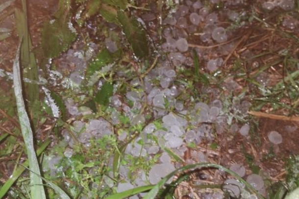 Temporal com granizo provoca estragos no interior de General Carneiro