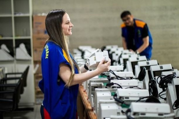 TRE-PR inicia cerim&ocirc;nias de gera&ccedil;&atilde;o de m&iacute;dias e de carga e lacra&ccedil;&atilde;o das urnas eletr&ocirc;nicas 