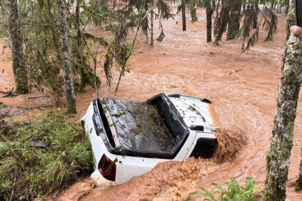 Camionete &eacute; arrastada pela correnteza em Cruz Machado