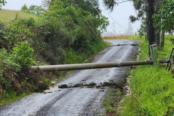 Chuva derruba poste e interdita estrada no Pintadinho; comunidade est&aacute; sem energia