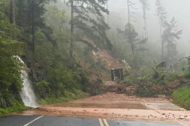 Deslizamento de terra interdita totalmente a PR-170 entre Pinh&atilde;o e Bituruna