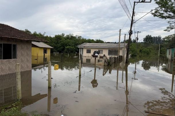 Fam&iacute;lias de Tr&ecirc;s Barras voltam para abrigos com nova cheia do rio Canoinhas