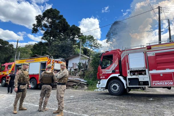 Inc&ecirc;ndio destr&oacute;i dep&oacute;sito de madeira e amea&ccedil;a tr&ecirc;s casas em Porto Uni&atilde;o