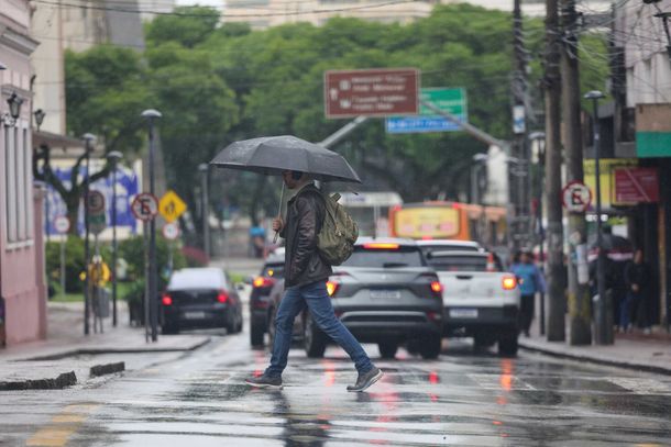 Massa de ar frio perde for&ccedil;a e chuvas voltam ao Paran&aacute; quarta-feira, prev&ecirc; o Simepar