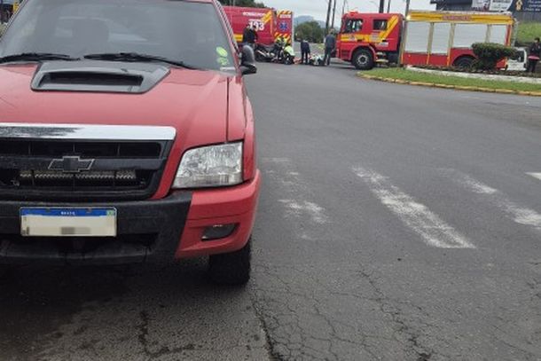 Motociclista fica ferida ap&oacute;s colis&atilde;o com caminhonete em Porto Uni&atilde;o