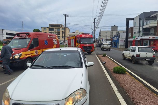 Motociclista fica ferida em colis&atilde;o lateral com carro em Porto Uni&atilde;o