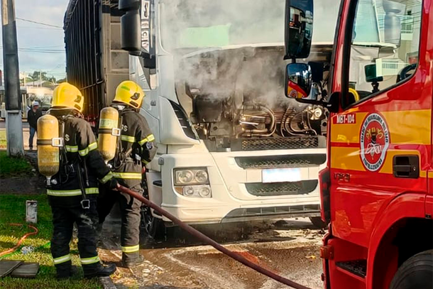 Princ&iacute;pio de inc&ecirc;ndio atinge cabine de caminh&atilde;o na Avenida Edmundo Arrabar, em Porto Uni&atilde;o