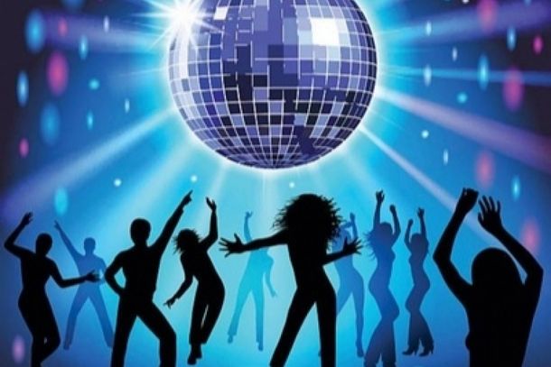 Baile dos anos 80 e 90 &eacute; realizado em Vargem
