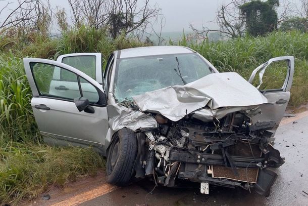 Motorista fica ferida em acidente entre carro e caminh&atilde;o na SP-201