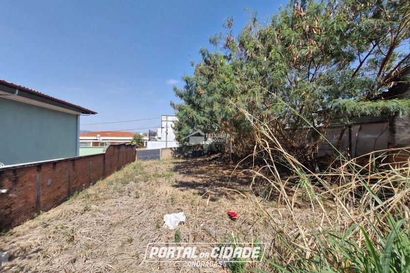 Terreno &agrave; venda - 650m&sup2; - Centro