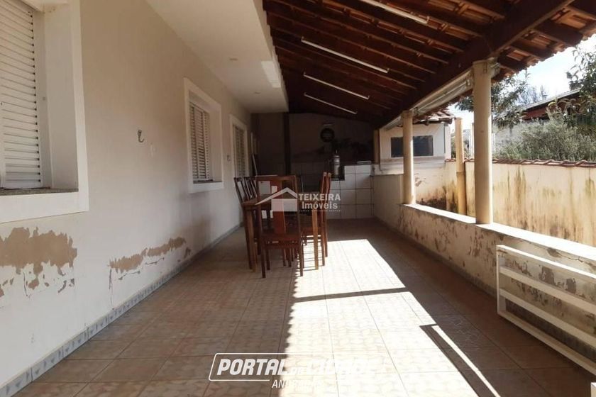 Ch&aacute;cara &agrave; venda - 300m&sup2; - Clube Uva