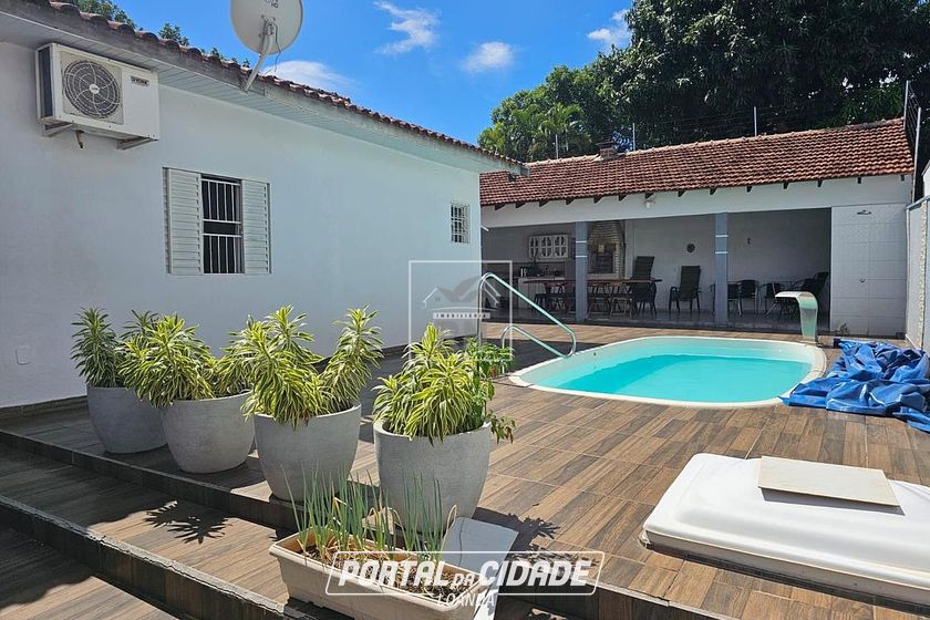 Casa &agrave; venda - 200m&sup2; - Centro