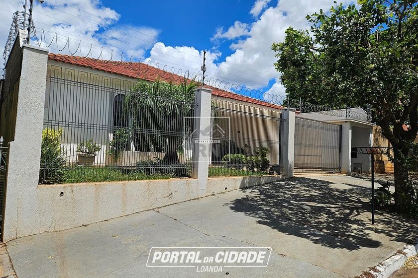 Casa &agrave; venda - 200m&sup2; - Centro
