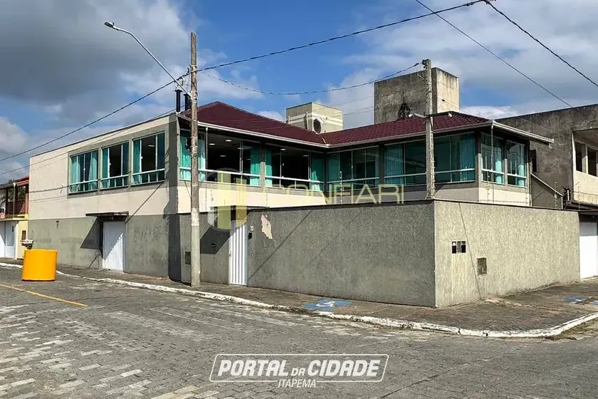 Casa &agrave; venda - 340m&sup2; - Meia Praia