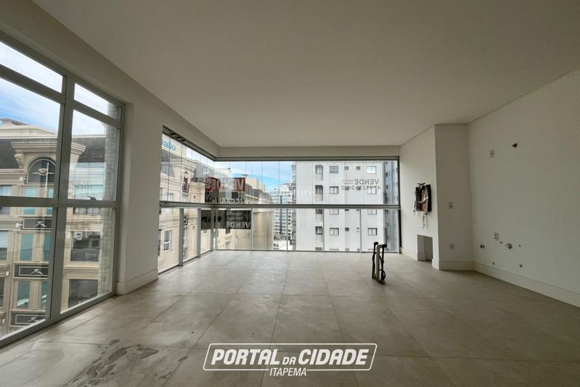 Apartamento &agrave; venda - 132m&sup2; - Meia Praia