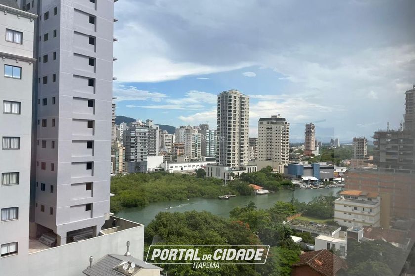 Apartamento &agrave; venda - 132m&sup2; - Meia Praia