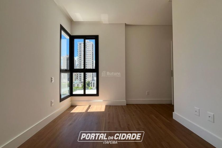 Apartamento &agrave; venda - 132m&sup2; - Meia Praia