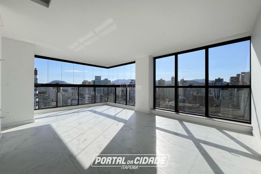Apartamento &agrave; venda - 153m&sup2; - Meia Praia