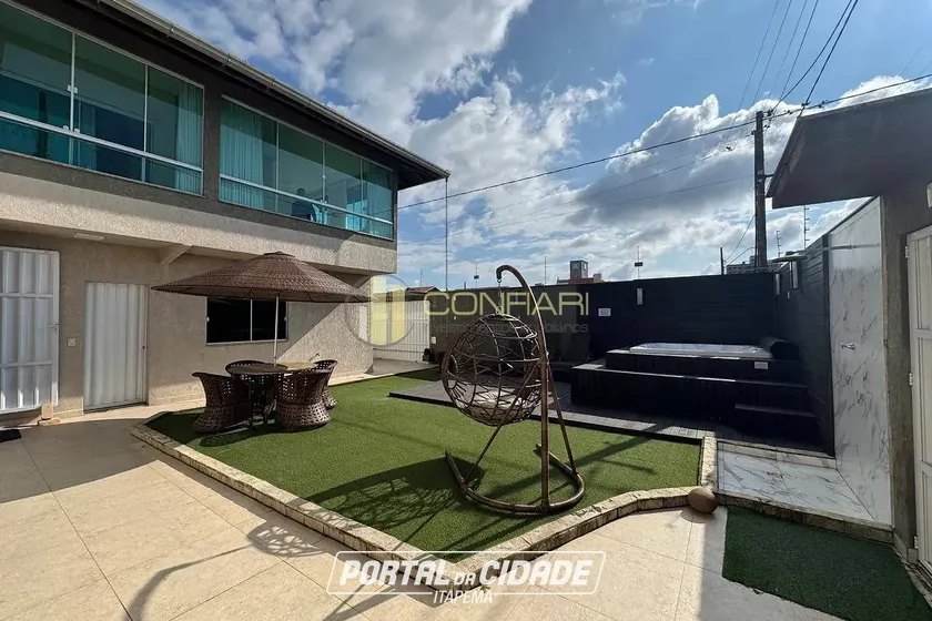 Casa &agrave; venda - 340m&sup2; - Meia Praia