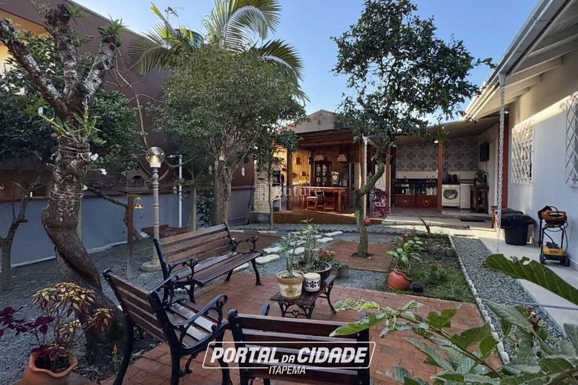 Casa &agrave; venda - 300m&sup2; - Cedro