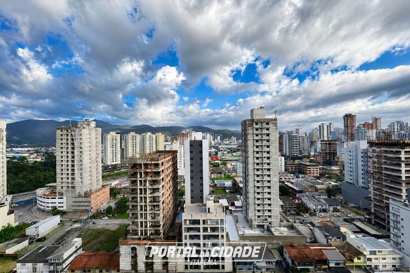 Apartamento &agrave; venda - 85m&sup2; - Meia Praia