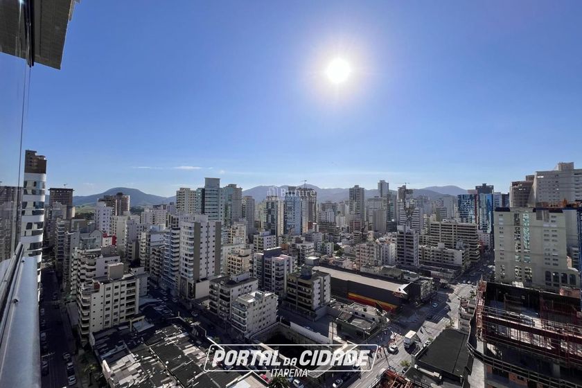 Apartamento &agrave; venda - 153m&sup2; - Meia Praia