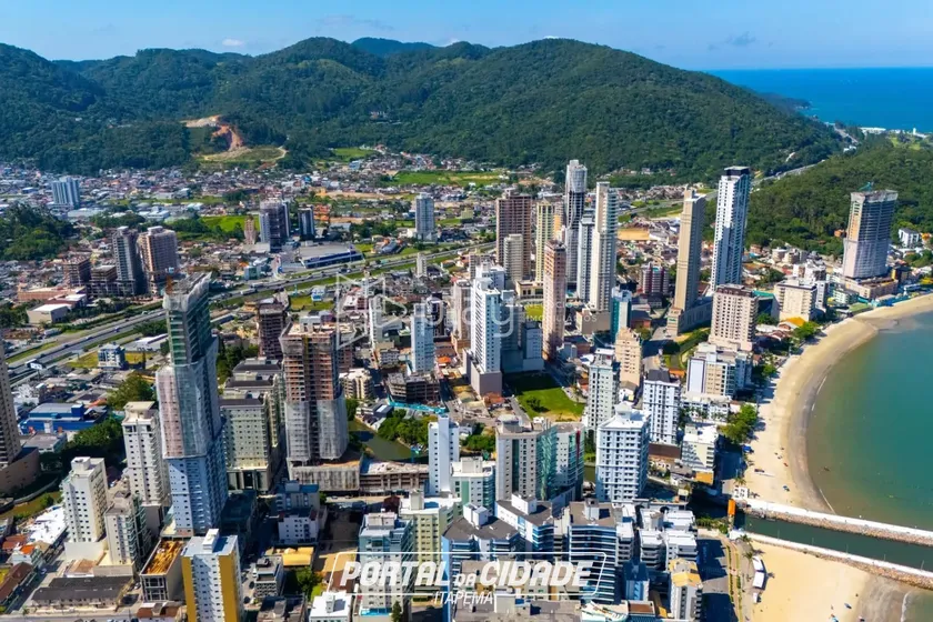 Apartamento &agrave; venda - 120m&sup2; - Meia Praia