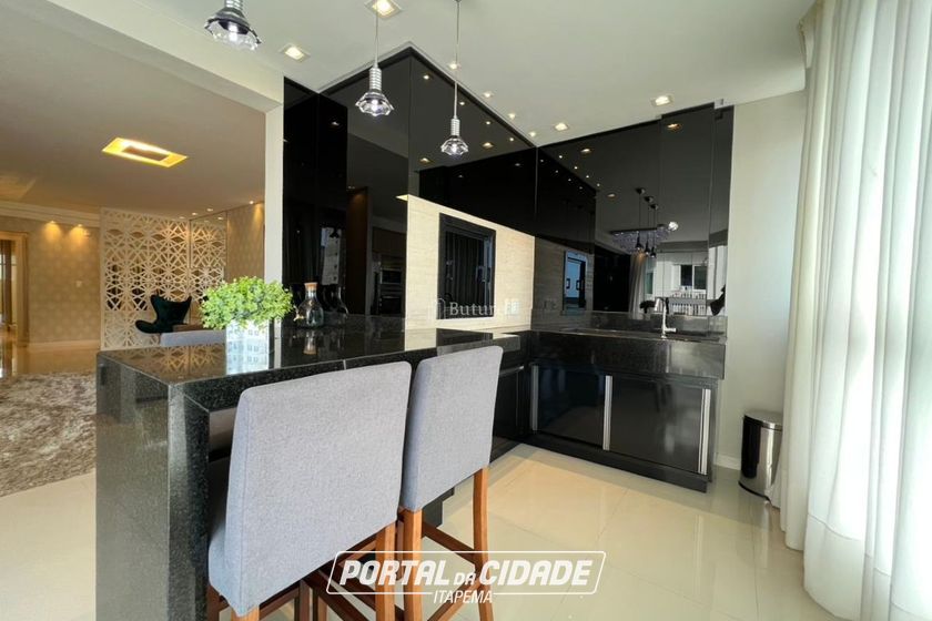 Apartamento &agrave; venda - 148m&sup2; - Meia Praia