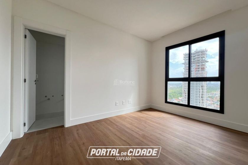 Apartamento &agrave; venda - 123m&sup2; - Meia Praia