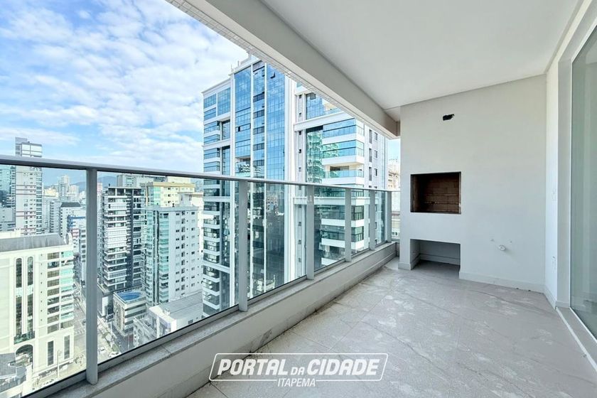 Apartamento &agrave; venda - 132m&sup2; - Meia Praia