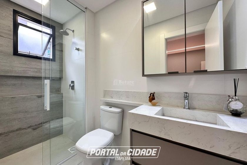Apartamento &agrave; venda - 165m&sup2; - Meia Praia