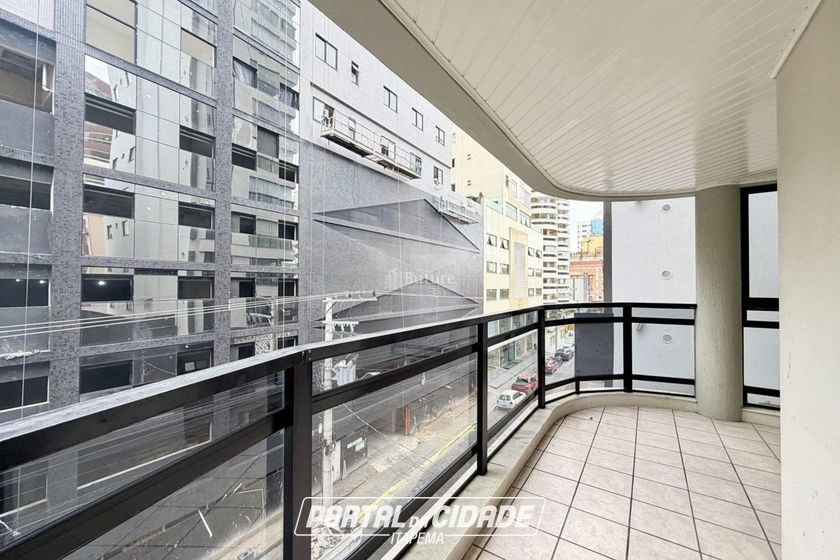 Apartamento &agrave; venda - 120m&sup2; - Meia Praia