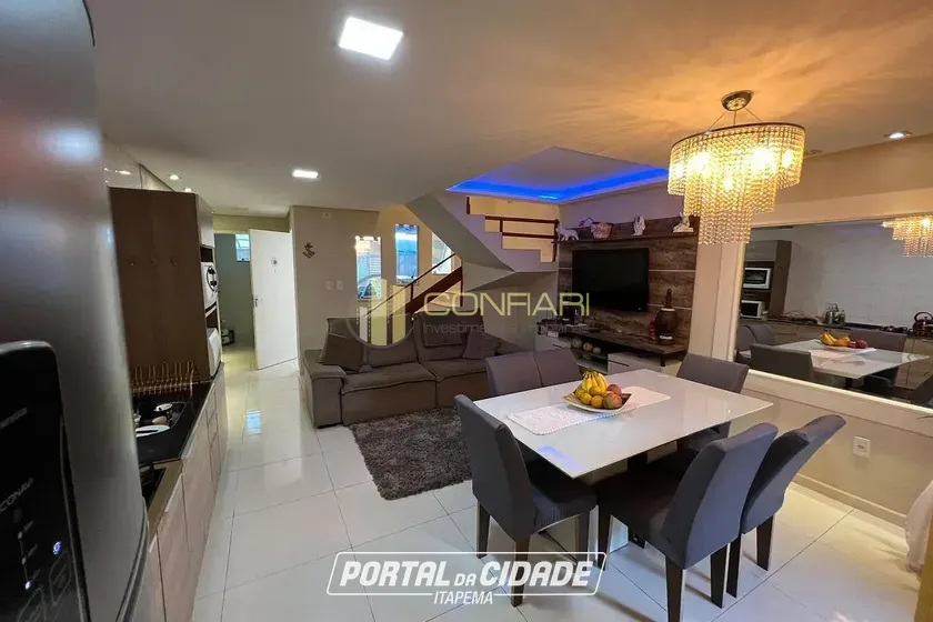 Sobrado &agrave; venda - 110m&sup2; - Meia Praia