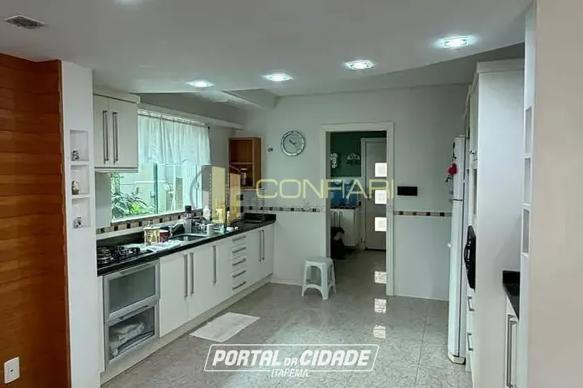 Casa para alugar - 300m&sup2; - Meia Praia