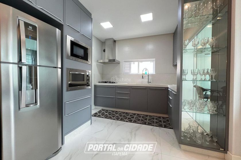 Apartamento &agrave; venda - 142m&sup2; - Meia Praia
