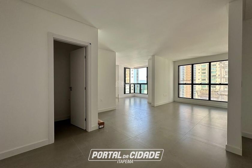 Apartamento &agrave; venda - 130m&sup2; - Meia Praia