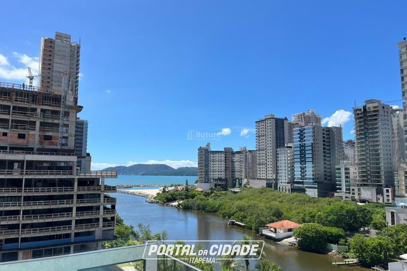 Apartamento &agrave; venda - 132m&sup2; - Meia Praia