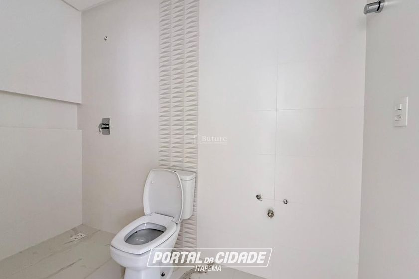 Apartamento &agrave; venda - 132m&sup2; - Meia Praia